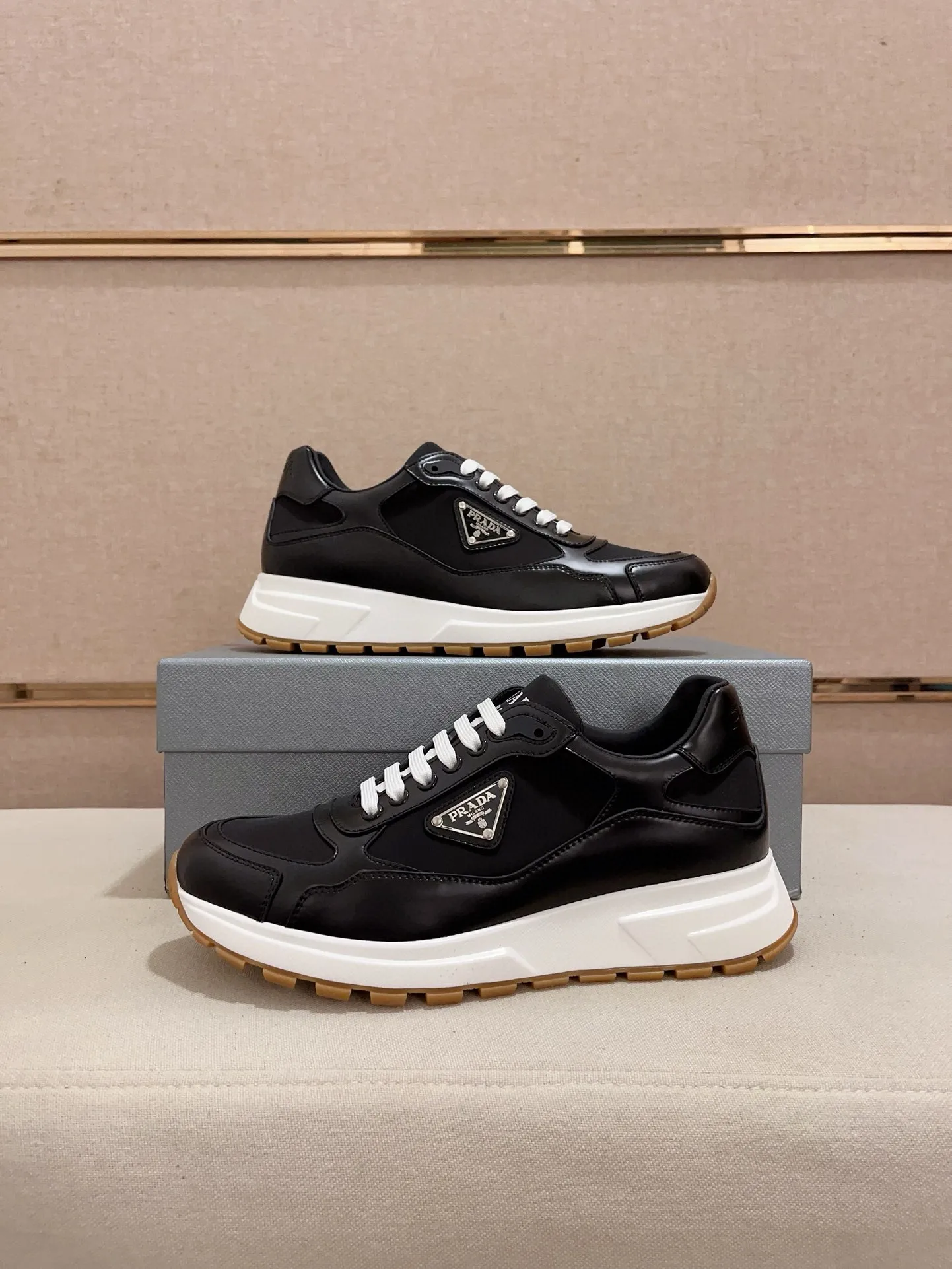 Men's Men's Shoes 💰 580💰 ✔️✔️✔️High-quality new PRADA (Prada) counters are launched simultaneously. The new men's shoes and 😘fabric are made of selected first-layer cowhide and technological glue-spraying technology. Lining: Full cowhide lining. 👍🏿High-end☄️Open-molded non-slip rubber outsole, exquisite lines, simple and elegant, comfortable and high-end for leisure travel. Code number: 38 to 44 (can be customized to 45, non-refundable!